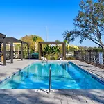 King Bed- Modern - Movie Room - 15 Min To Disney