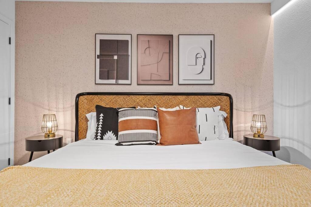 King Bed- Modern - Movie - 15 Min To Kissimmee
