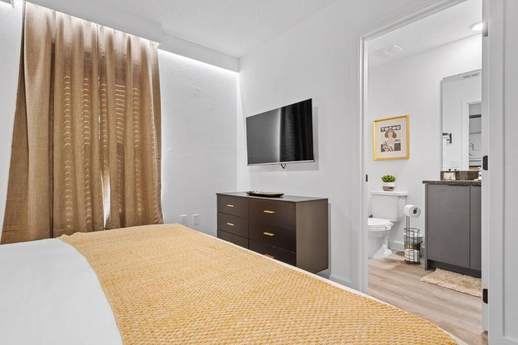 King Bed- Modern - Movie - 15 Min To Casa de férias Kissimmee
