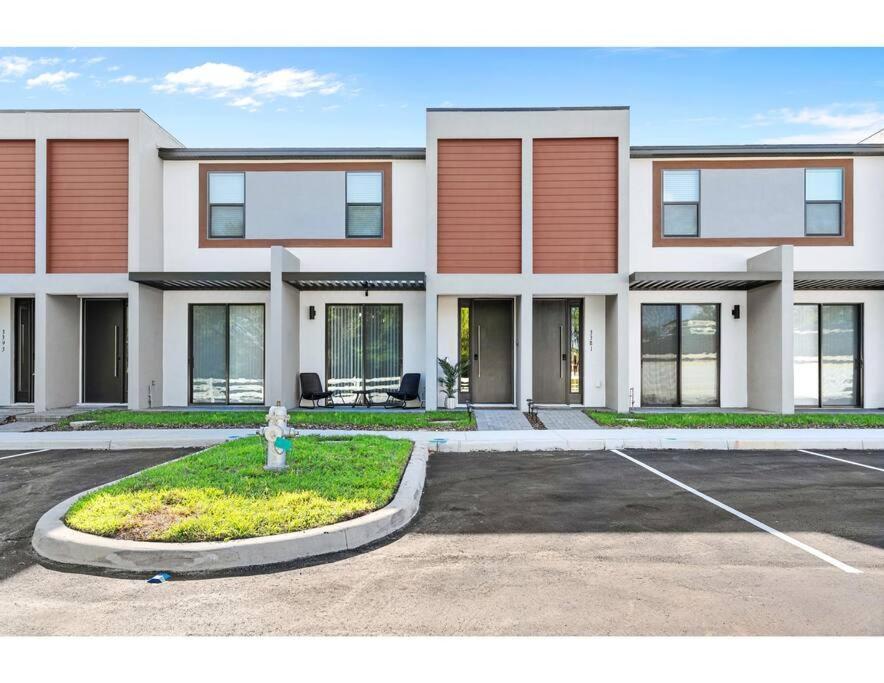 King Bed- Modern - Movie - 15 Min To Kissimmee