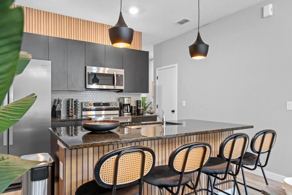 King Bed- Modern - Movie - 15 Min To Casa de férias Kissimmee