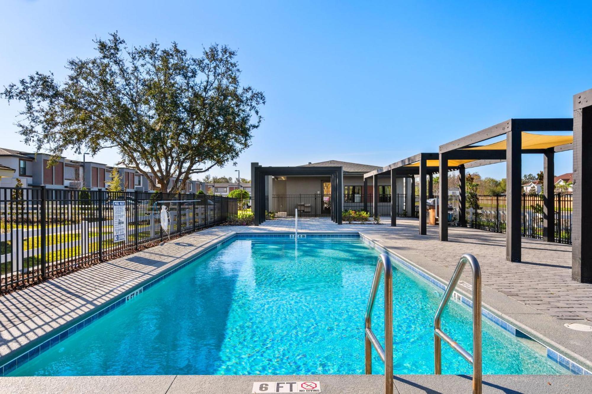 King Bed- Modern - Movie - 15 Min To * Kissimmee
